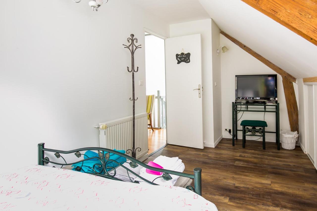 Bed and Breakfast Les Rayonnantes La Roche-Maurice Exterior foto