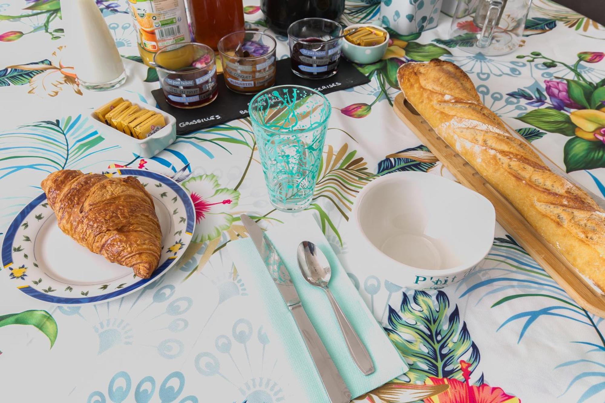 Bed and Breakfast Les Rayonnantes La Roche-Maurice Exterior foto